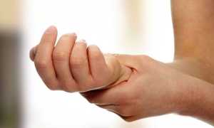 Немеет правая рука — возможные причины возникновения симптома при заболеваниях, диагностика и методы лечения