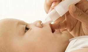 Насморк у грудничка: лечение, виды, особенности