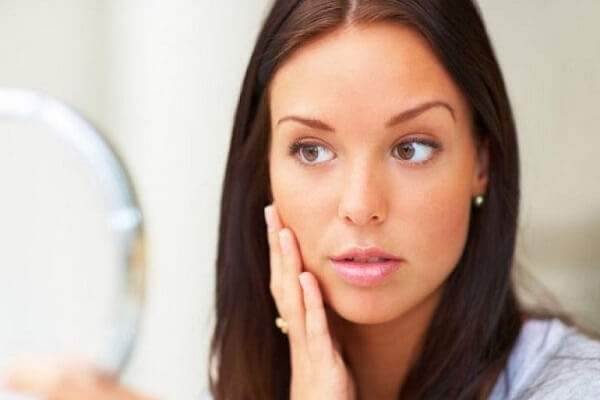 Девушка протирает кожу настойкой бобровой струи Кастореум - применение в косметологии