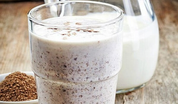 Семена льна с кефиром в стакане Семена льна с кефиром