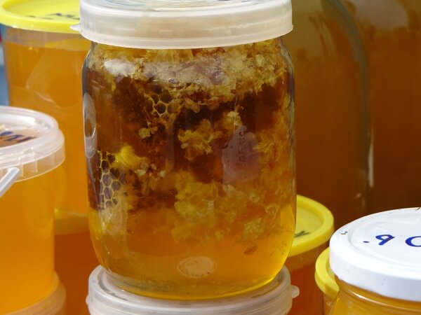 Сотовый липовый мед в банке Липовый мед в сотах