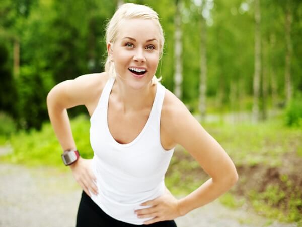 Девушка занимается спортом Спортивная девушка