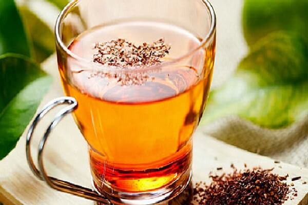 Заваренный чай ройбуш в чашке Красный чай Ройбуш