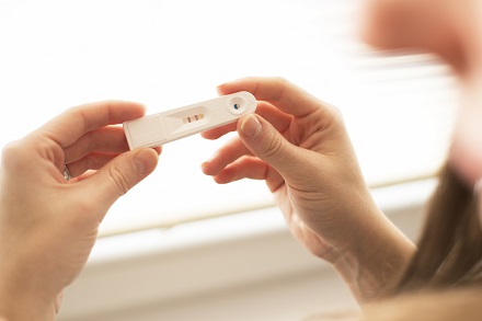Woman-with-pregnancy-test_440.jpg